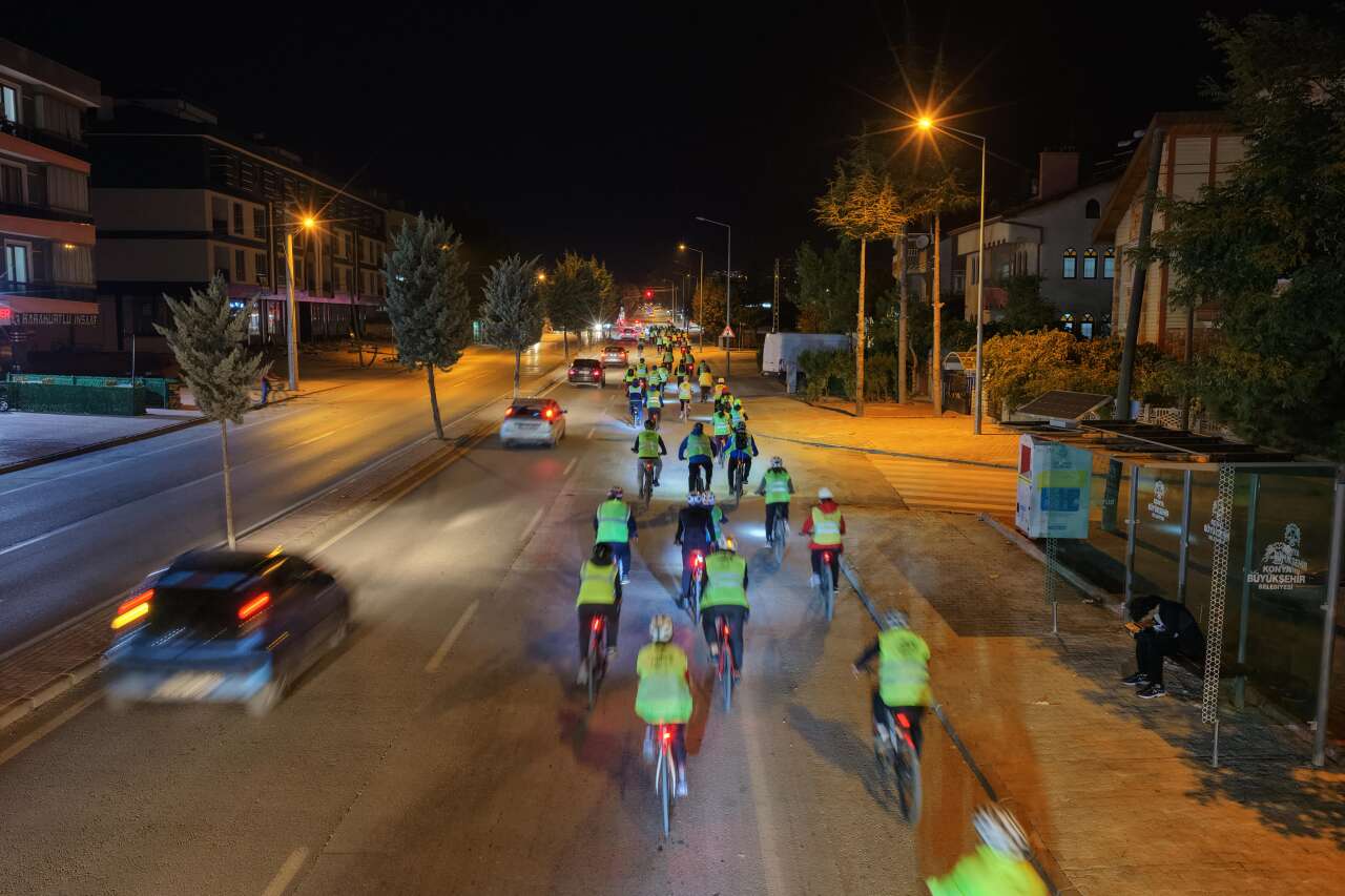 Konya’da pazartesi akşamlarının yeni geleneği! Yüzlerce yıllık tarihe pedal çevirdiler 9